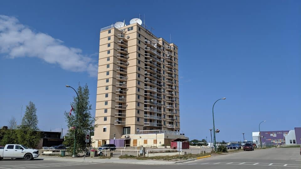 The Hay River highrise in an August 2019 file photo. Sarah Pruys/Cabin Radio