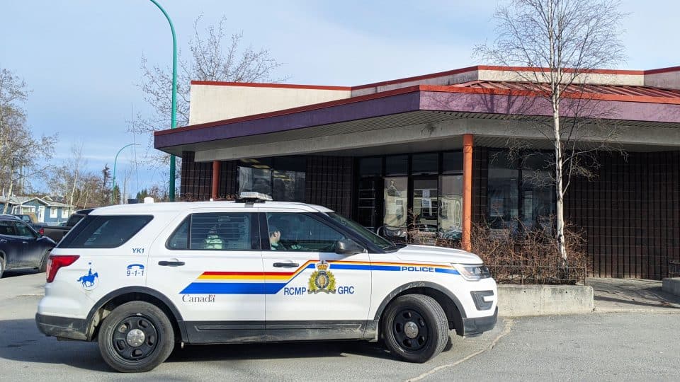 An RCMP vehicle outside of Yellowknife's downtown liquor store in June 2020. Sarah Pruys/Cabin Radio