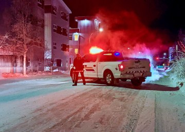 An RCMP officer outside Yellowknife's Grayling Manor on the morning of January 7, 2022
