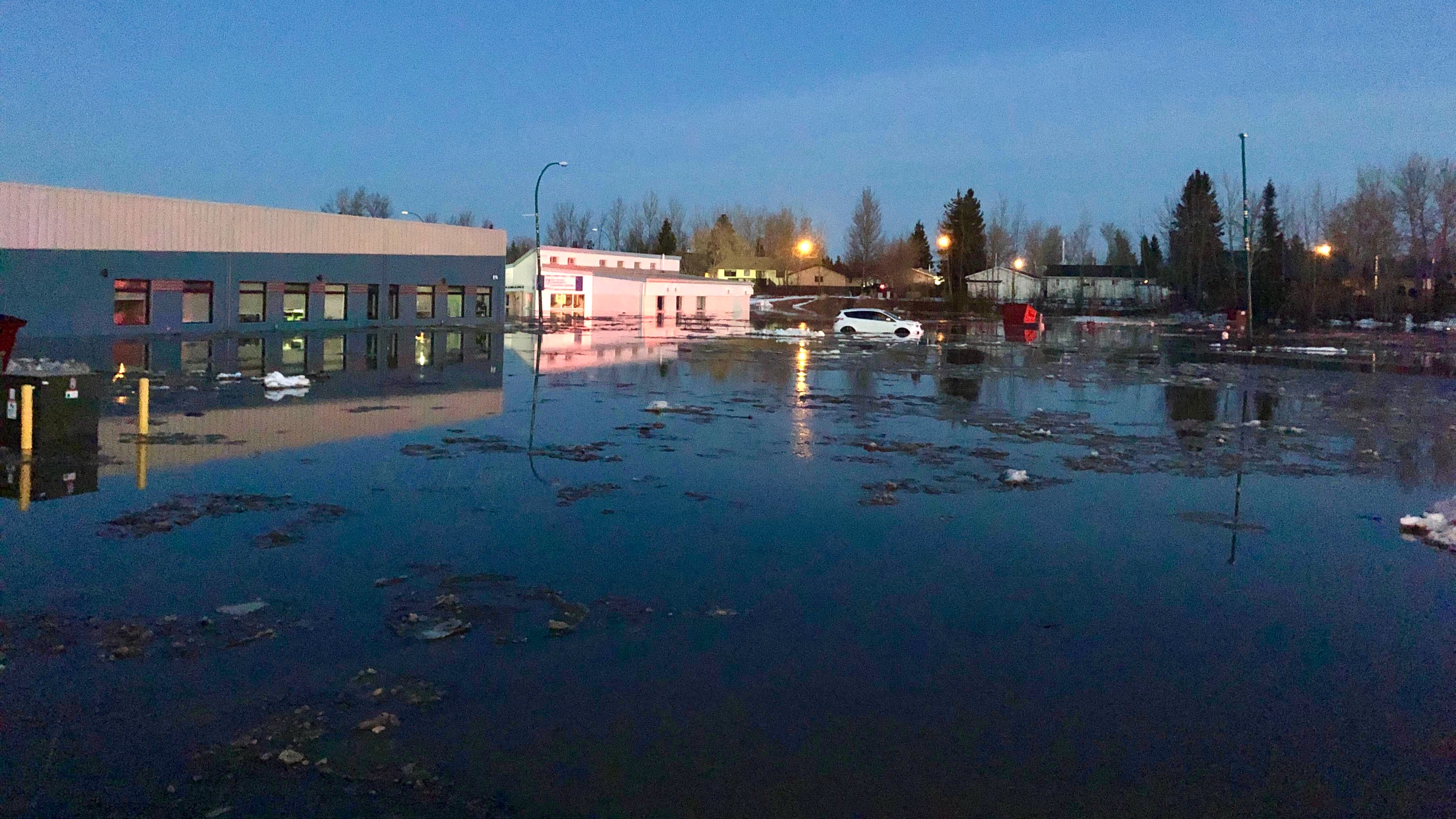Flooding in downtown Hay River in 2022. Caitrin Pilkington/Cabin Radio