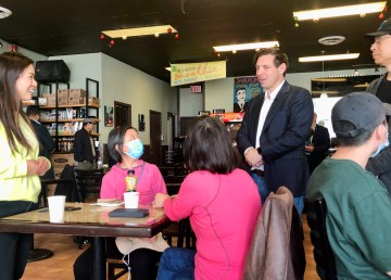 Patrick Brown speaks to residents in Yellowknife on May 29, 2022