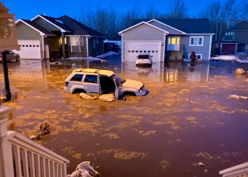 Flooding on Cranberry Crescent, Hay River