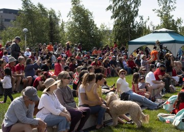 Crowds gather to watch William Prince on Canada Day at Somba K'e Civic Plaza, July 1, 2022. Amelia Eqbal/Cabin Radio