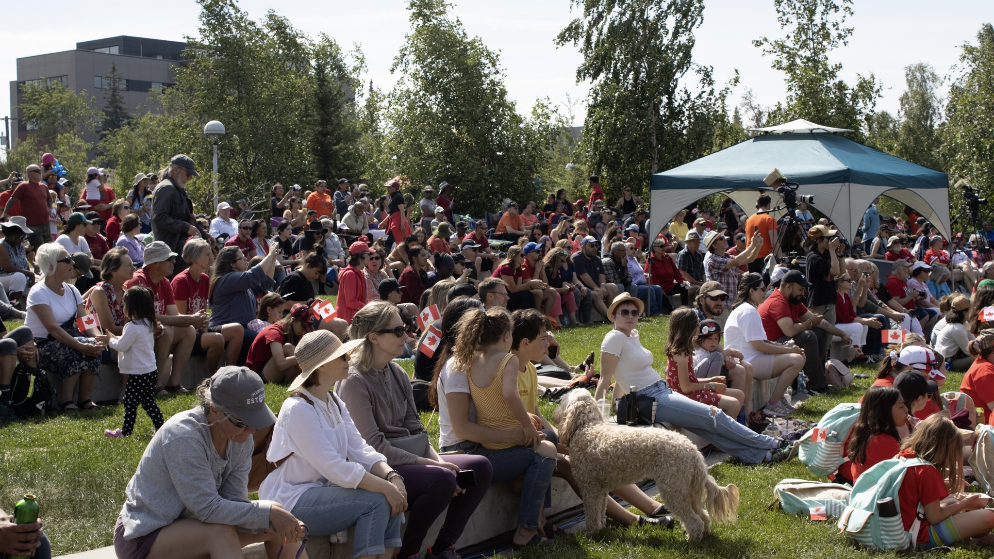 Crowds gather to watch William Prince on Canada Day at Somba K'e Civic Plaza, July 1, 2022. Amelia Eqbal/Cabin Radio