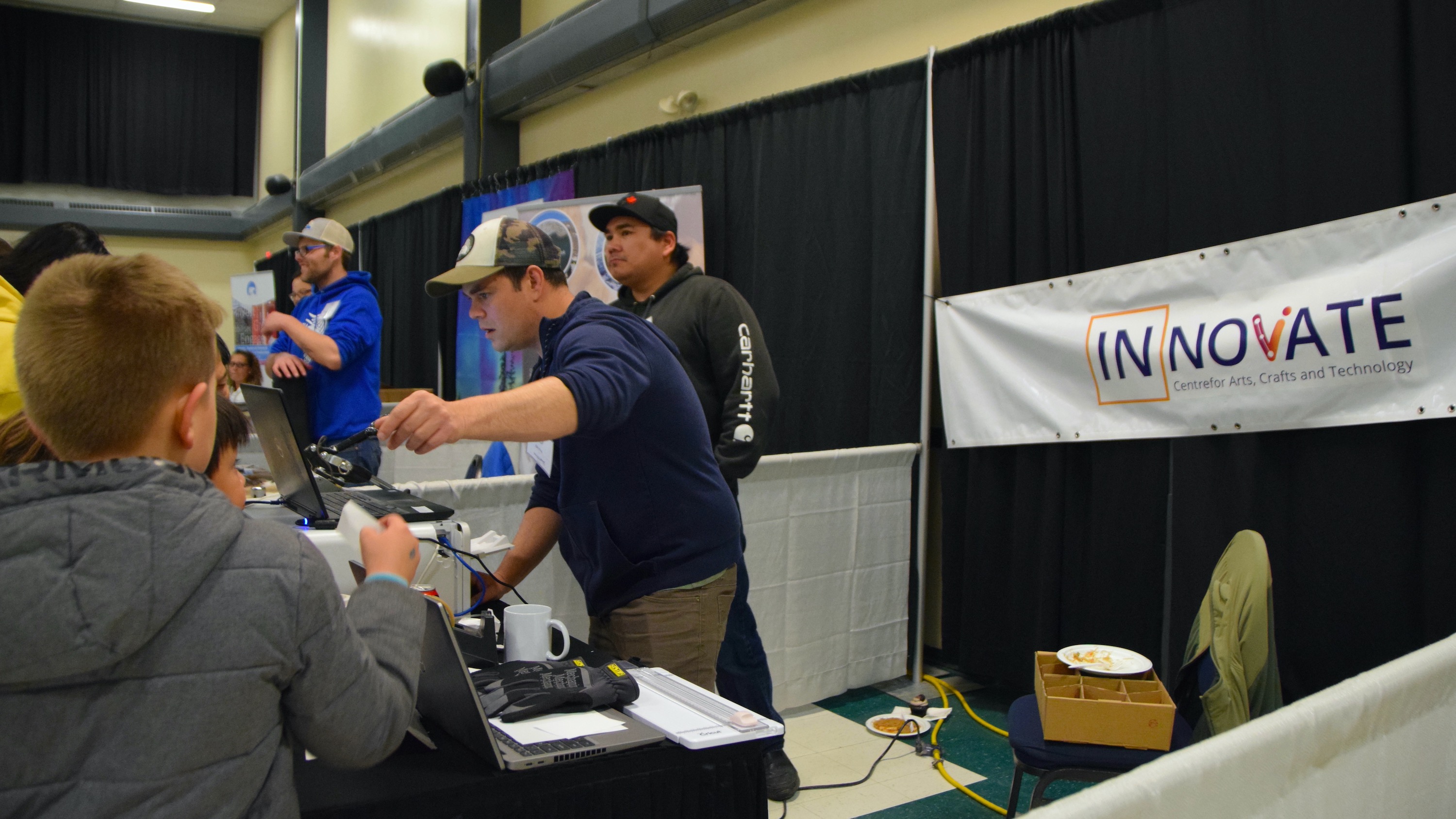 Brian Larman and Justin Pascal of the Innovate Centre print free mugs for trade show attendees