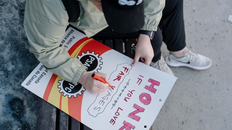 A sign invites honking for fair wages