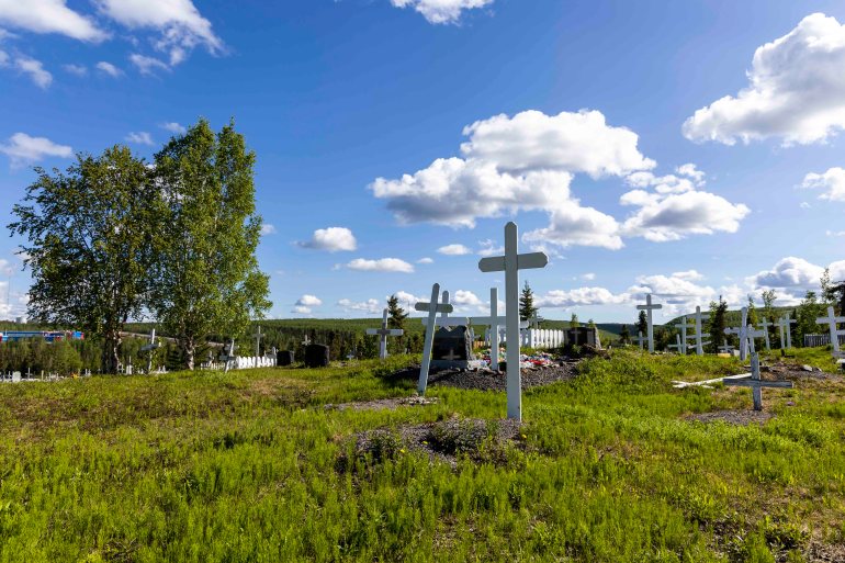 An unmarked white cross inside Inuvik's cemetery on an afternoon in June 2023. Ollie Williams/Cabin Radio