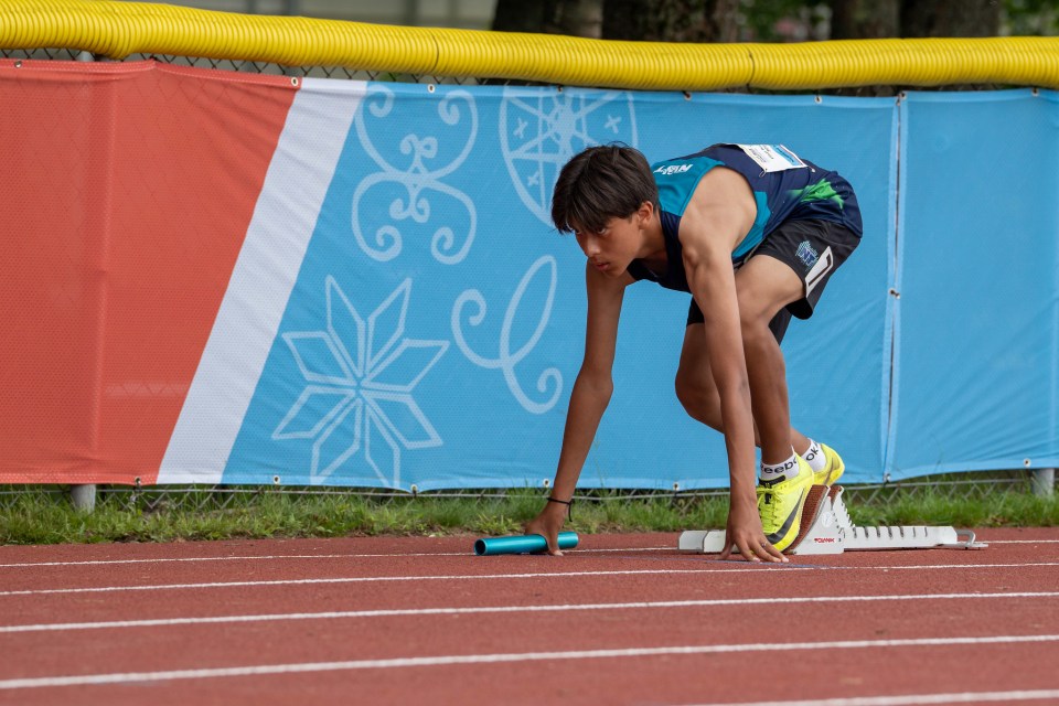 Preparing for the 4x400m relay at NAIG 2023. Emmanuel Ramos/Team NT