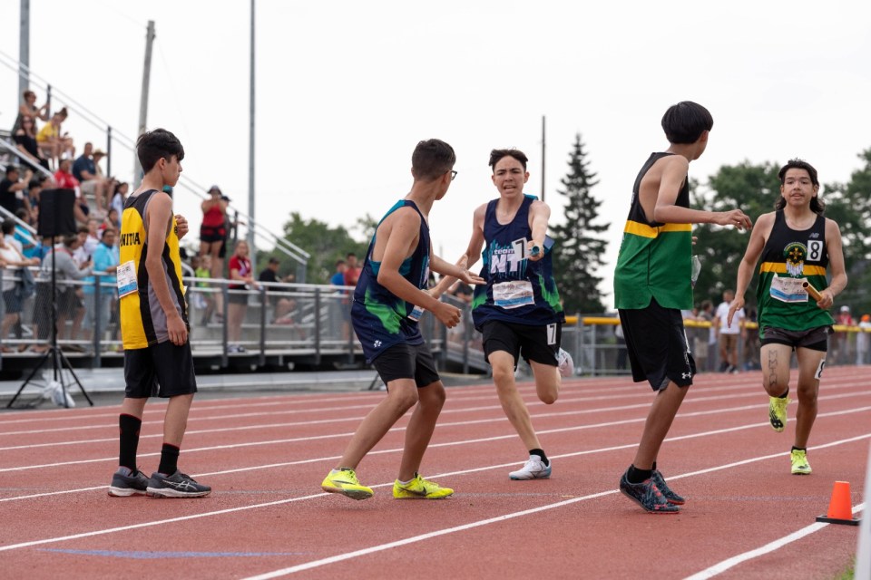 Greyson Catholique hands the baton to Kyren Poitras. Emmanuel Ramos/Team NT