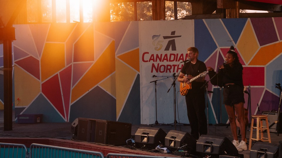 Desirée Dawson sings This Little Light of Mine with the crowd as the sun peeks out from behind the smoke. Sarah Pruys/Cabin Radio