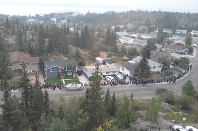 The line-up of people waiting for airlift evacuation at Yellowknife’s Sir John Franklin High School around 11am on Thursday, August 17. Photo: Sándor Vörös