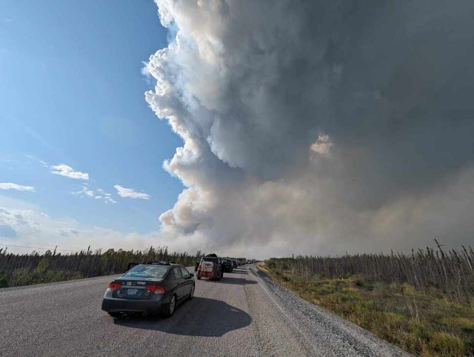 Cars leave Yellowknife for safety on August 16, 2023. Photo: Samantha Stuart