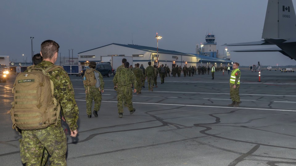 Canadian Armed Forces soldiers from 2e Battalion, Royal 22e Régiment arrive in Yellowknife on August 14, 2023. Photo: Master Corporal Alana Morin, Joint Task Force North, Canadian Armed Forces