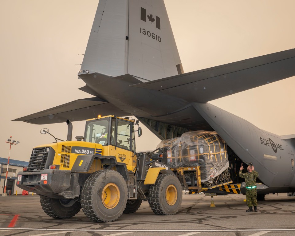Warrant Officer Jason Lapierre directs the off-loading of cargo from a CC-130J Hercules aircraft at the Yellowknife airport n August 14, 2023. Photo: Master Corporal Alana Morin, Joint Task Force North, Canadian Armed Forces