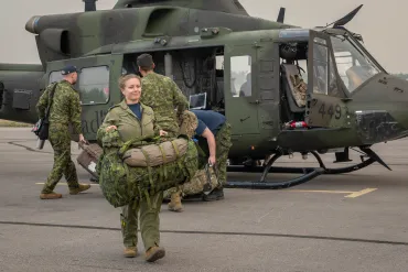 Captain Liz Campbell of 440 Transport Squadron unloads cargo off a CH-146 Griffon helicopter at the Yellowknife airport on August 14, 2023. Photo: Master Corporal Alana Morin, Joint Task Force North, Canadian Armed Forces Photo