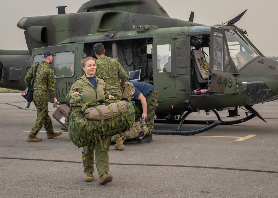 Captain Liz Campbell of 440 Transport Squadron unloads cargo off a CH-146 Griffon helicopter at the Yellowknife airport on August 14, 2023. Photo: Master Corporal Alana Morin, Joint Task Force North, Canadian Armed Forces Photo