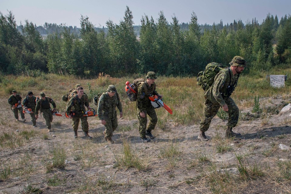 Canadian Armed Forces soldiers from 2e Battalion, Royal 22e Régiment and 5 Combat Engineer Regiment head to the forest behind Parker Park to work on a firebreak on August 16, 2023. Photo by: Master Corporal Alana Morin, Joint Task Force North, Canadian Armed Forces