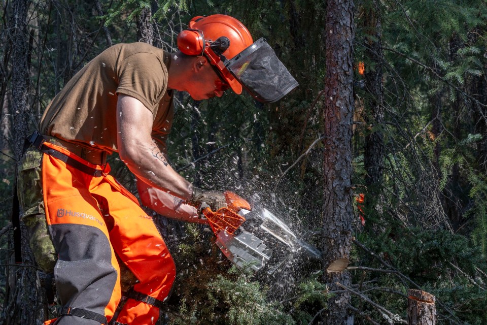 Canadian Armed Forces soldiers from 2e Battalion, Royal 22e Régiment and 5 Combat Engineer Regiment head to the forest behind Parker Park to work on a firebreak on August 16, 2023. Photo by: Master Corporal Alana Morin, Joint Task Force North, Canadian Armed Forces