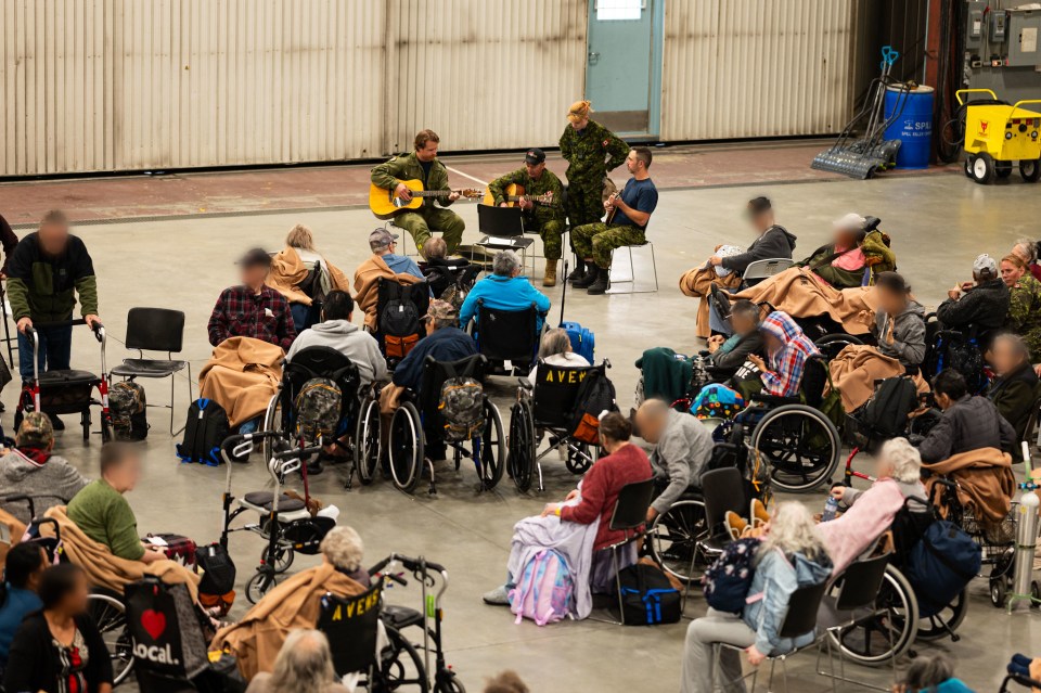 Members of 440 Transport Squadron entertain people awaiting evacuation from Yellowknife during Operation Lentus 23-07 on August 17, 2023. Photo: Sailor 1st Class Patrice Harvey, Canadian Armed Forces