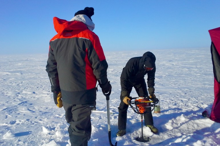 Researchers drill a hole through the ice on Great Slave Lake in March 2014. Marlene Evans/Environment and Climate Change Canada