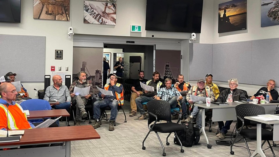 A wildfire meeting in Yellowknife. Chris Greencorn/Facebook