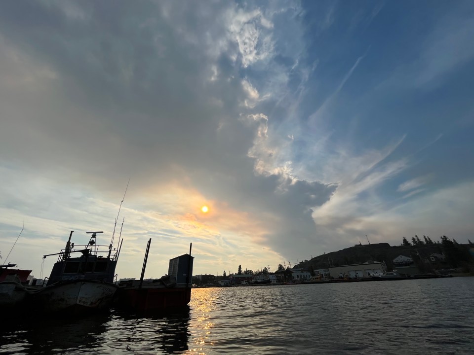 Smoke rolls in over Yellowknife on August 16, 2023. Photo: Fia Grogono