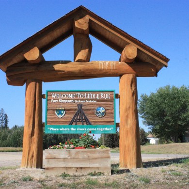 A sign for the Łı́ı́dlı̨ı̨ Kų́ę́ First Nation in August 2023. Emily Blake/Cabin Radio