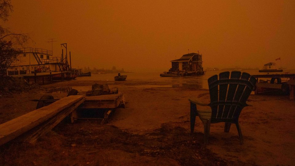 Yellowknife Bay houseboats in the orange gloom. Sarah Pruys/Cabin Radio