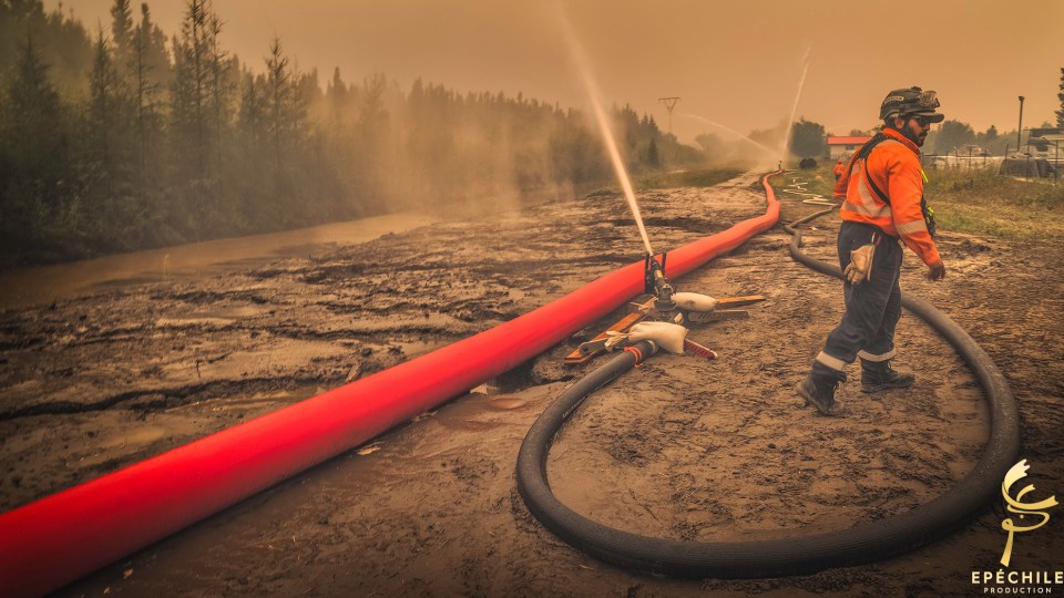 A sprinkler line along the Kaeser Canal along the Fort Smith boundary. Epéchile Production/Facebook