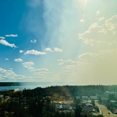 Smoke from fire ZF085 rolls across Yellowknife on August 7, 2023. Photo: Angie McLellan