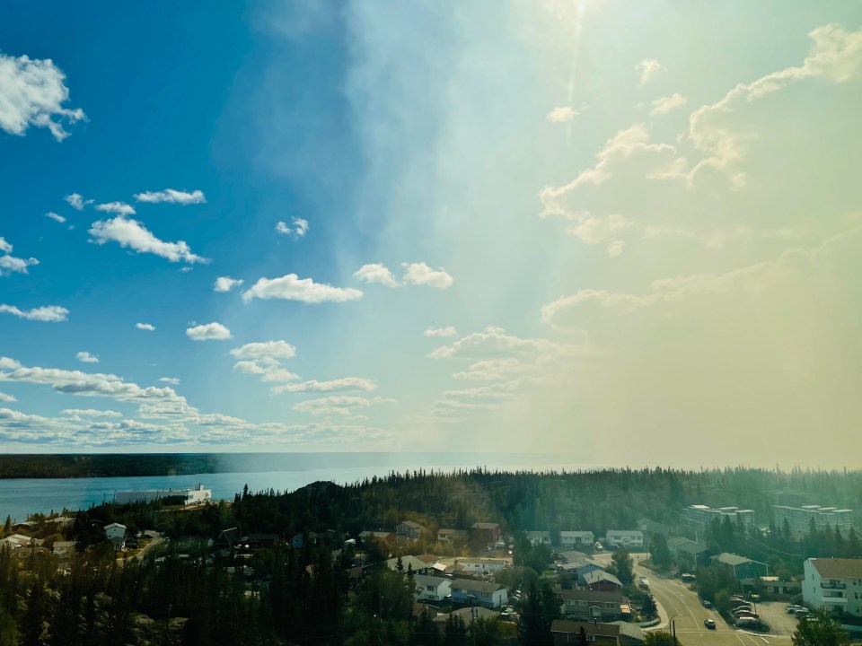 Smoke from fire ZF085 rolls across Yellowknife on August 7, 2023. Photo: Angie McLellan