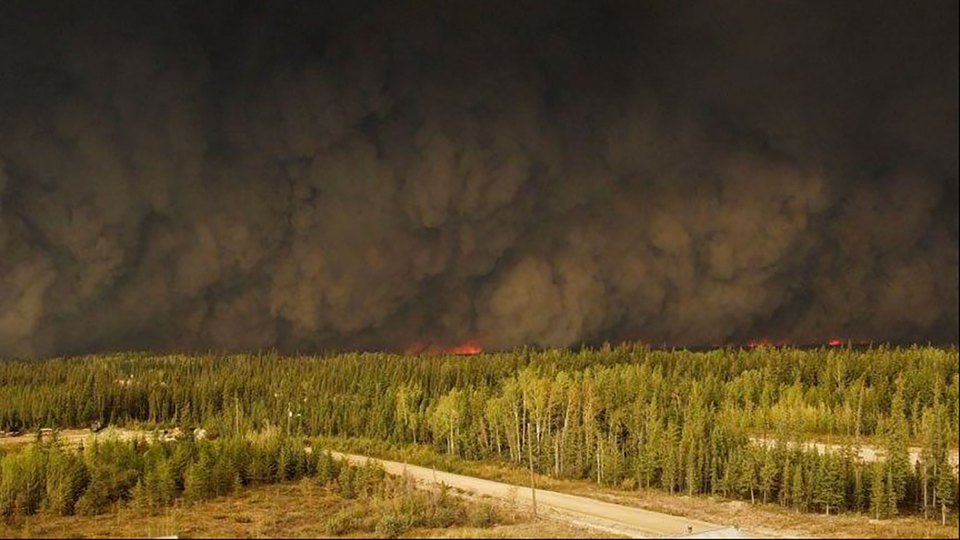 A wildfire approaches Enterprise on August 13, 2023. Photo: GNWT