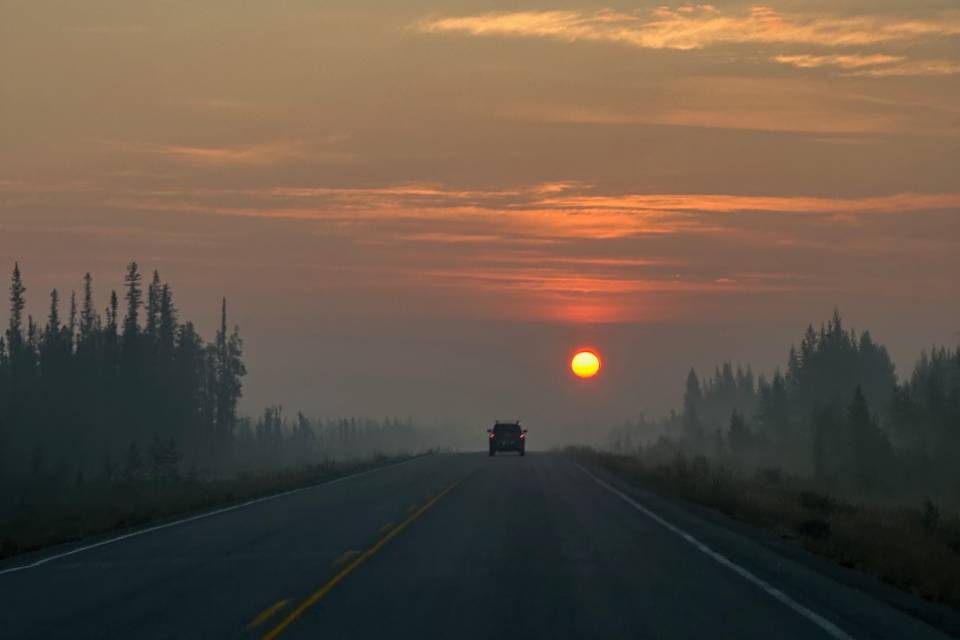 The highway as vehicles fled Yellowknife. Megan Miskiman/Cabin Radio