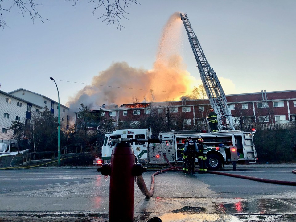 A fire at Yellowknife's Garden Townhomes on October 21, 2023. Emily Blake/Cabin Radio