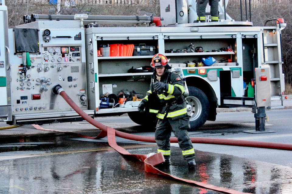 A firefighter at the scene of the Garden Townhomes fire. Emily Blake/Cabin Radio