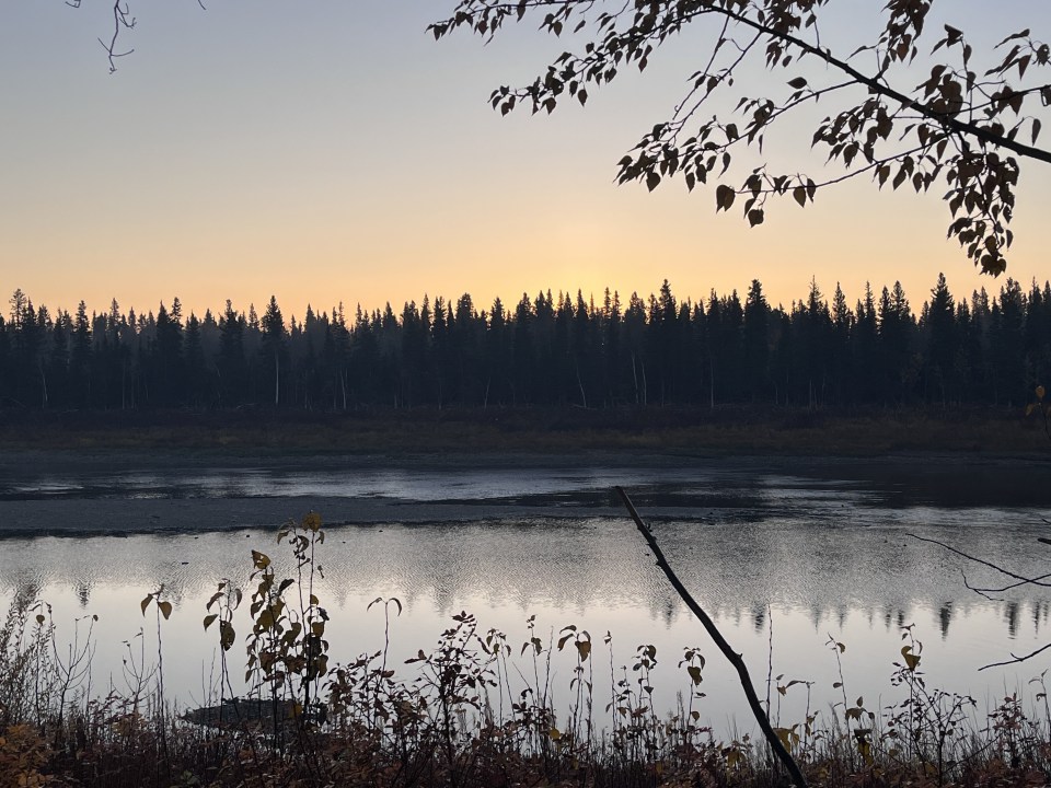 Kátł’odeeche First Nation land is seen across the Hay River. Aastha Sethi/Cabin Radio