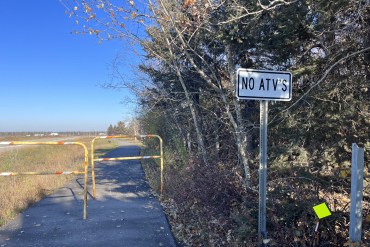 A "no ATVs" sign adjacent to the highway in Hay River. Aastha Sethi/Cabin Radio