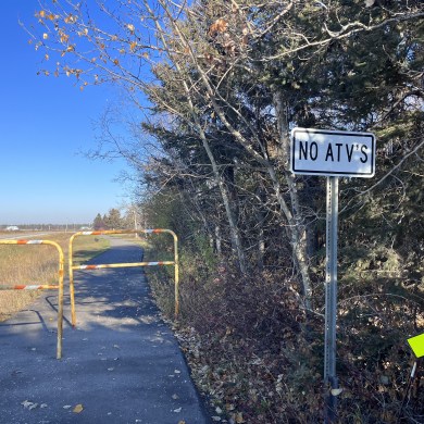 A "no ATVs" sign adjacent to the highway in Hay River. Aastha Sethi/Cabin Radio