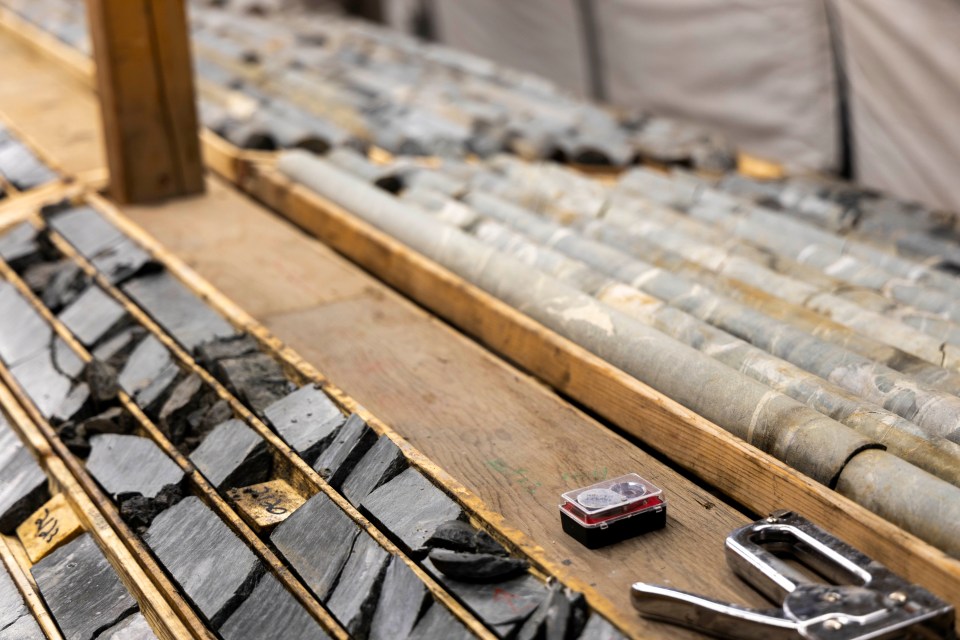 On the left, core samples from the shear zone of potentially gold-bearing rock beneath the Con Mine. On the right, ordinary rock from a deeper segment of the same sample. Ollie Williams/Cabin Radio