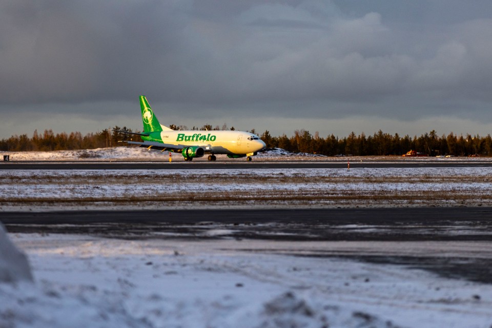 A Buffalo Airways Boeing 737 in Yellowknife on October 26, 2023. Ollie Williams/Cabin Radio