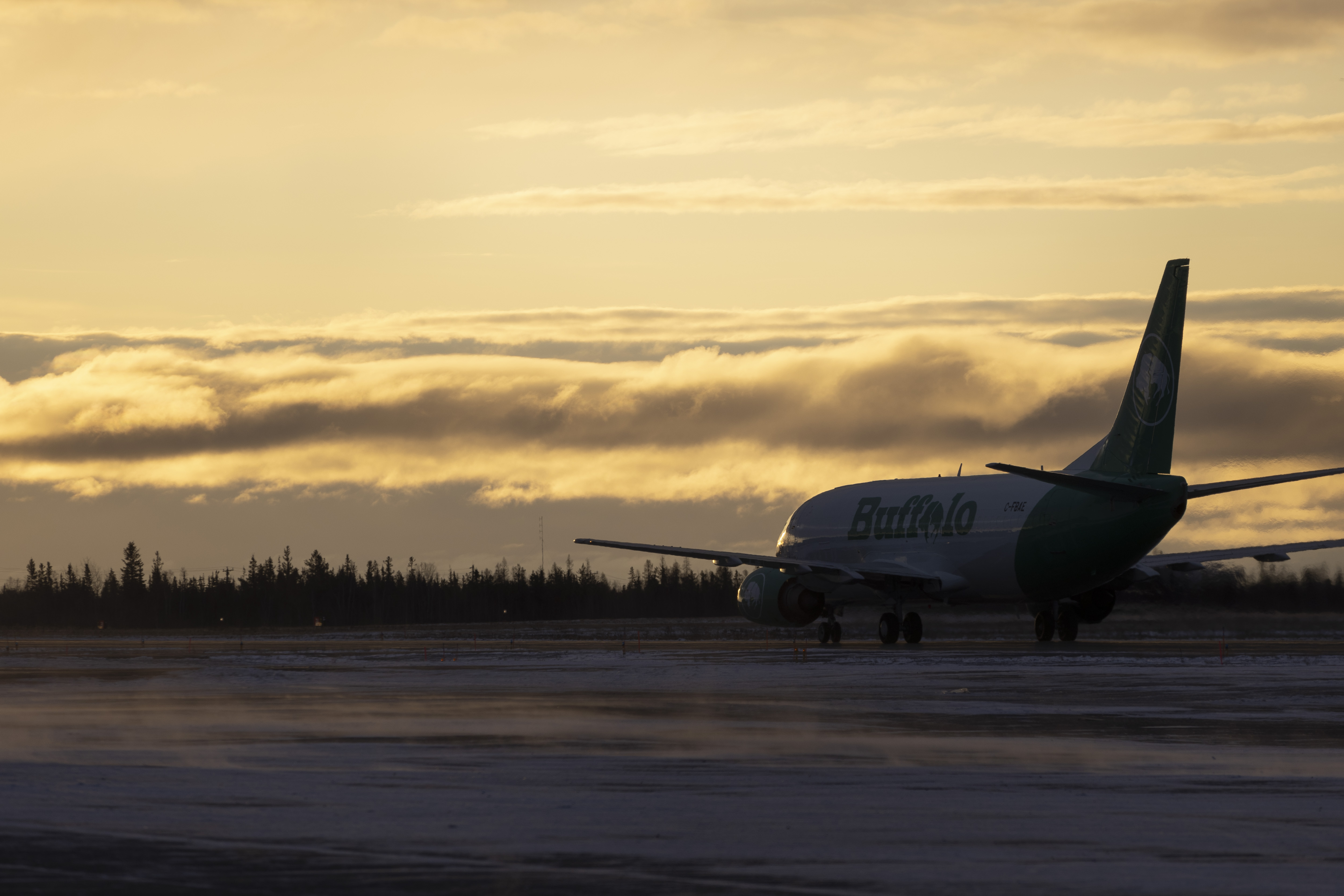 A Buffalo Airways Boeing 737 in Yellowknife on October 26, 2023. Ollie Williams/Cabin Radio