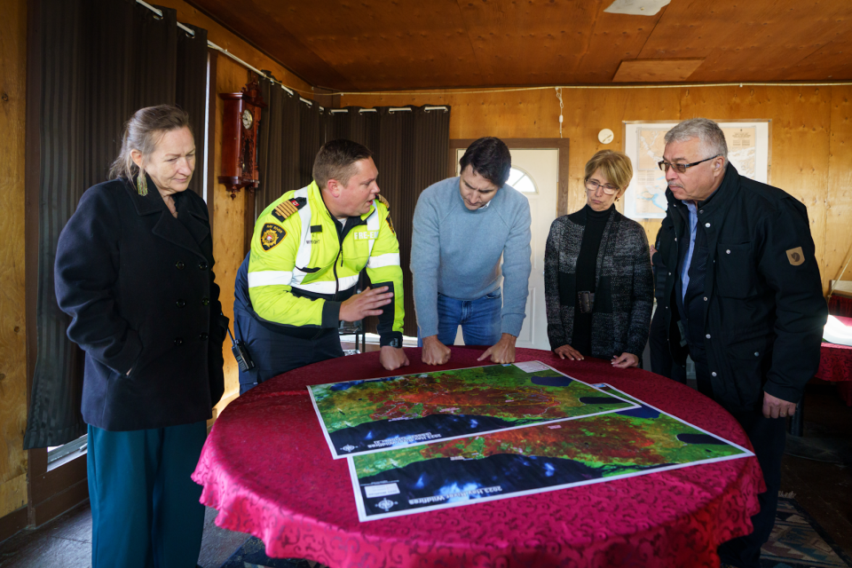 Justin Trudeau discusses the summer's wildfires with, from left, Premier Caroline Cochrane, Hay River fire chief Travis Wright, Mayor Kandis Jameson and MP Michael McLeod. Adam Scotti/PMO