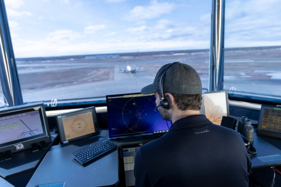 An air traffic controller at Yellowknife Airport. Ollie Williams/Cabin Radio