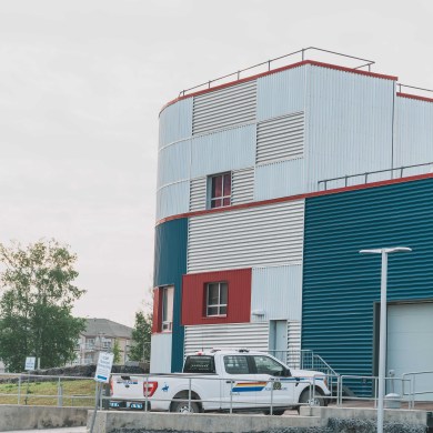 Inuvik's RCMP detachment. Sarah Pruys/Cabin Radio