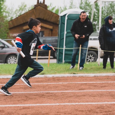 Levi Hanna, from Líídlįį Kúę Elementary School in Fort Simpson, races at Track and Field 2024. Sarah Pruys/Cabin Radio
