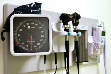 Medical tools in a Yellowknife primary care exam room. Emily Blake/Cabin Radio