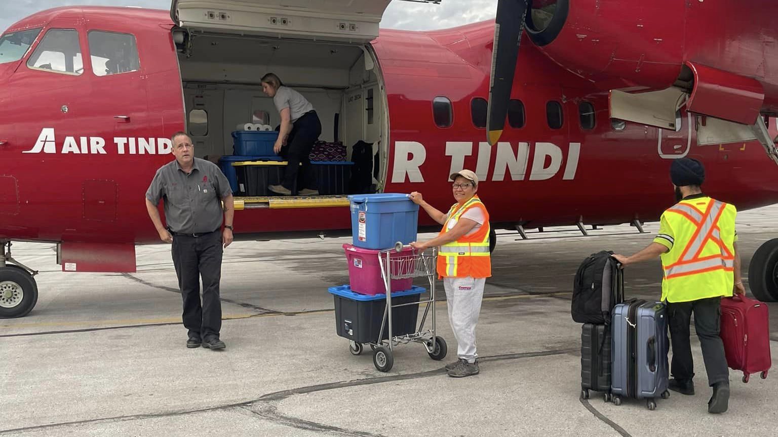 Hug Hope Fortnite Applause, hugs and handshakes as Fort Good Hope residents come home