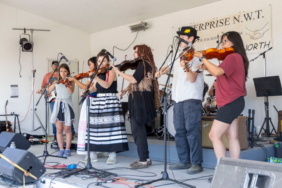 Fiddlers at the Enterprise Gateway Jamboree. Ollie Williams/Cabin Radio