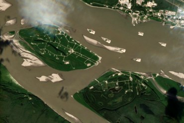 A Sentinel-2 satellite image shows Norman Wells (top) alongside artificial islands that are part of the Imperial Oil site.
