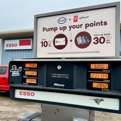 The cost of gas at a Norman Wells pump in October 2024. Andrew Goodwin/Cabin Radio